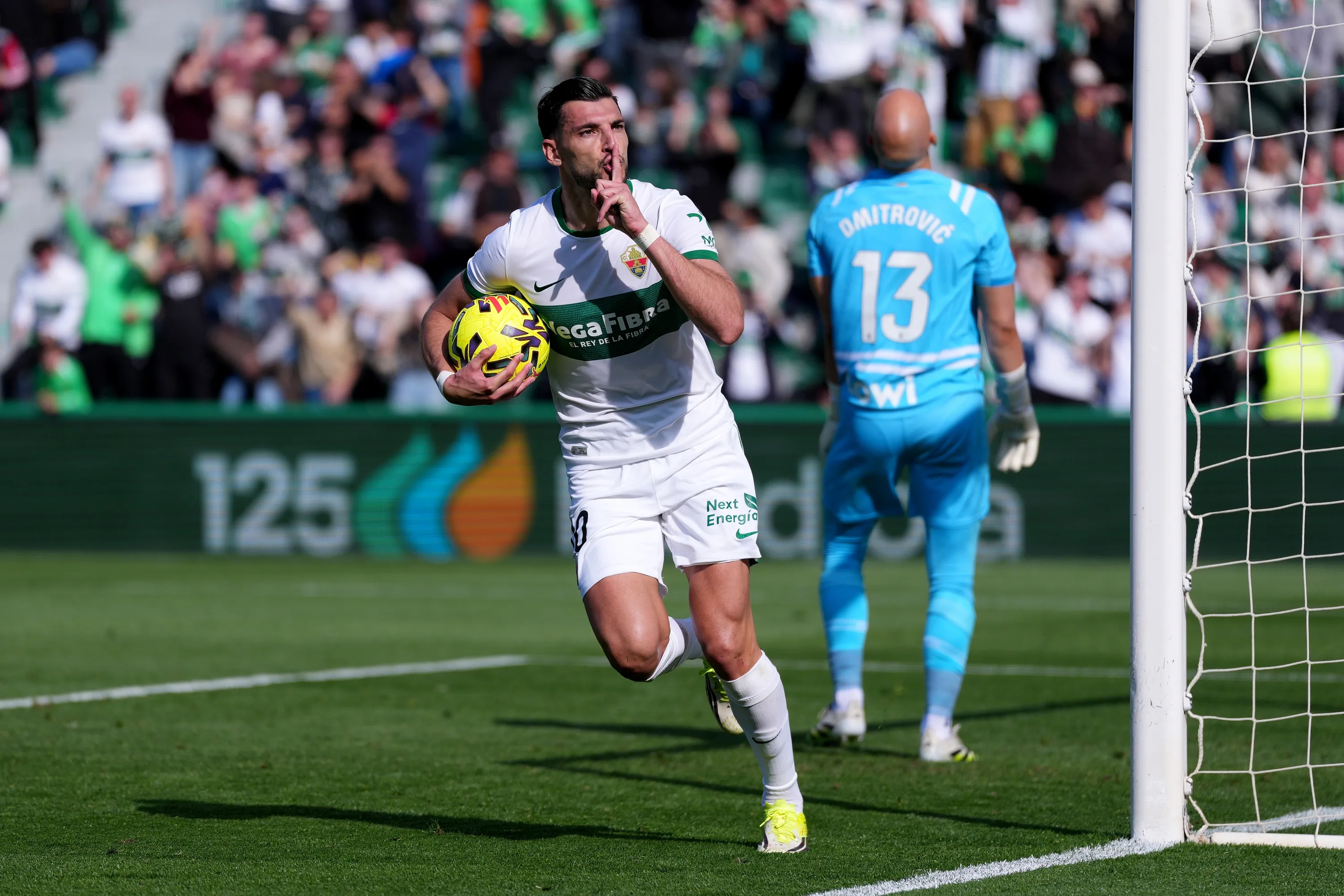 Rafa Mir, compañero de Lucas Cepeda en el Elche, enfrenta un complejo panorama en España. | Foto: Getty Images.