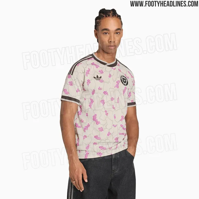 La nueva camiseta de la selección chilena está inspirada en el Desierto Florido de Atacama. | Foto: Footyheadlines.