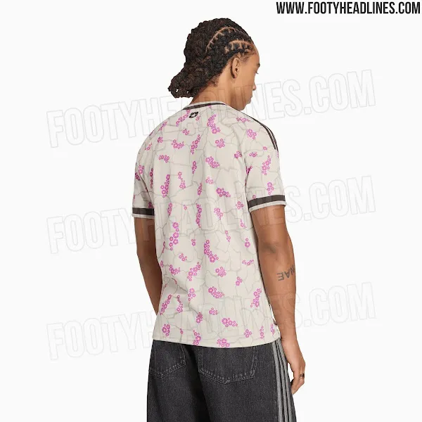 La selección chilena deja por un tiempo el clásico blanco para su camiseta de visitante. | Foto: Footyheadlines.