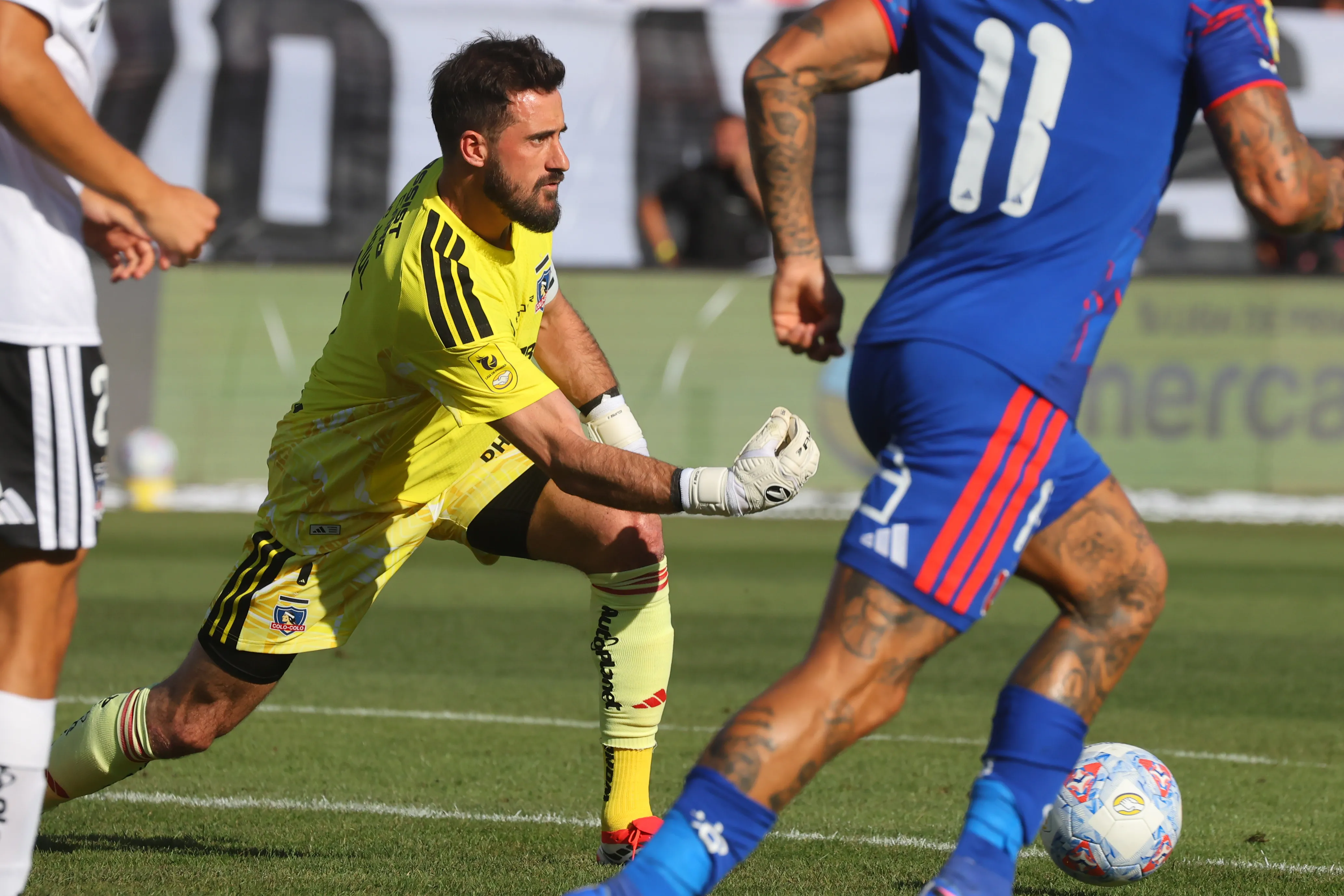 Fernando Ortiz le quitó la salida desde el fondo a Fernando Ortiz y se la dio a Arturo Vidal luego de la derrota de Colo Colo ante la U. Foto: Photosport.