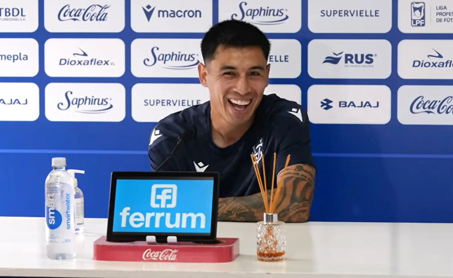 Baeza en la conferencia de prensa de Vélez