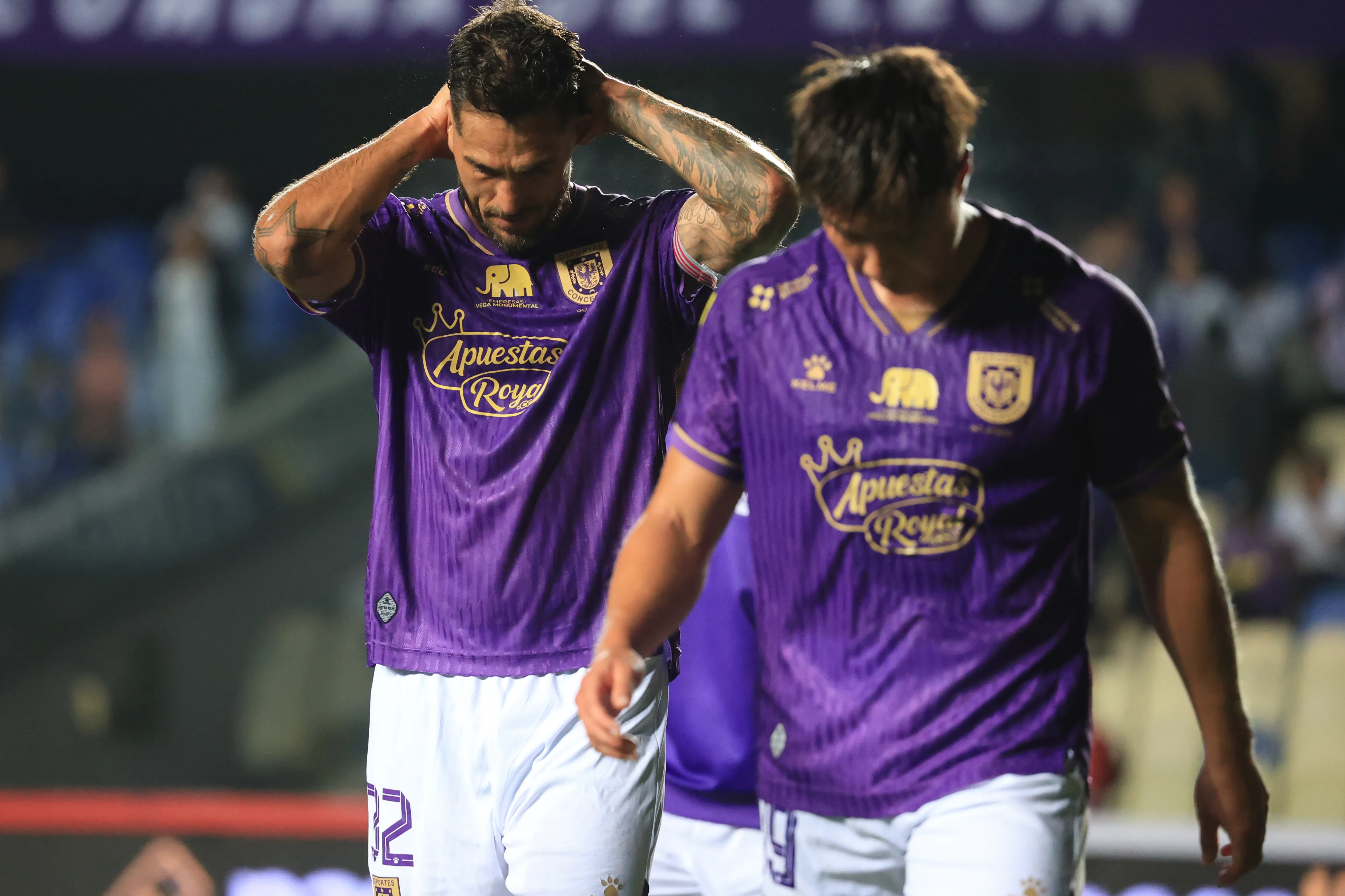 Joaquín Larrivey salió así junto a Aldrix Jara en otra derrota lila. (Eduardo Fortes/Photosport).
