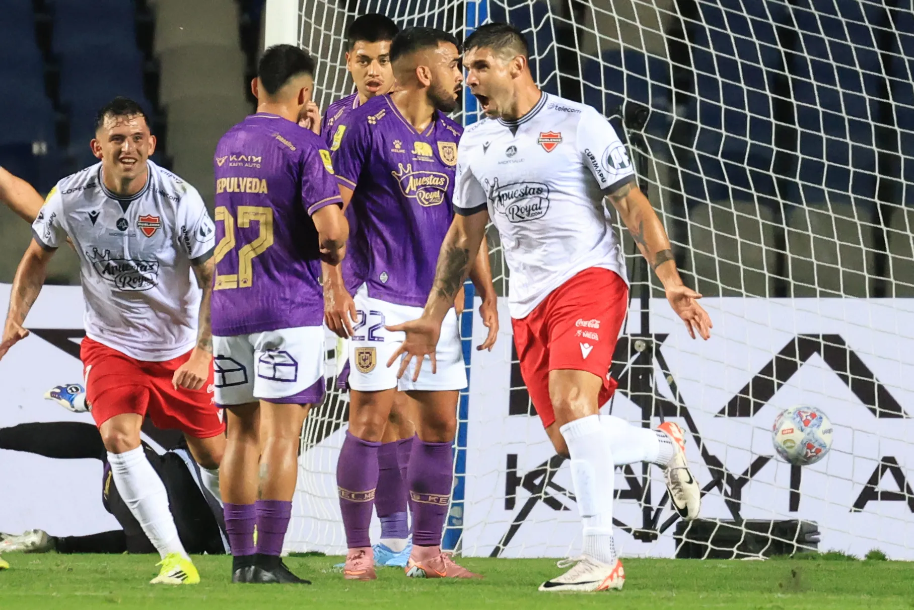 Gabriel Graciani anotó un golazo de cabeza ante Deportes Concepción. (Eduardo Fortes/Photosport).