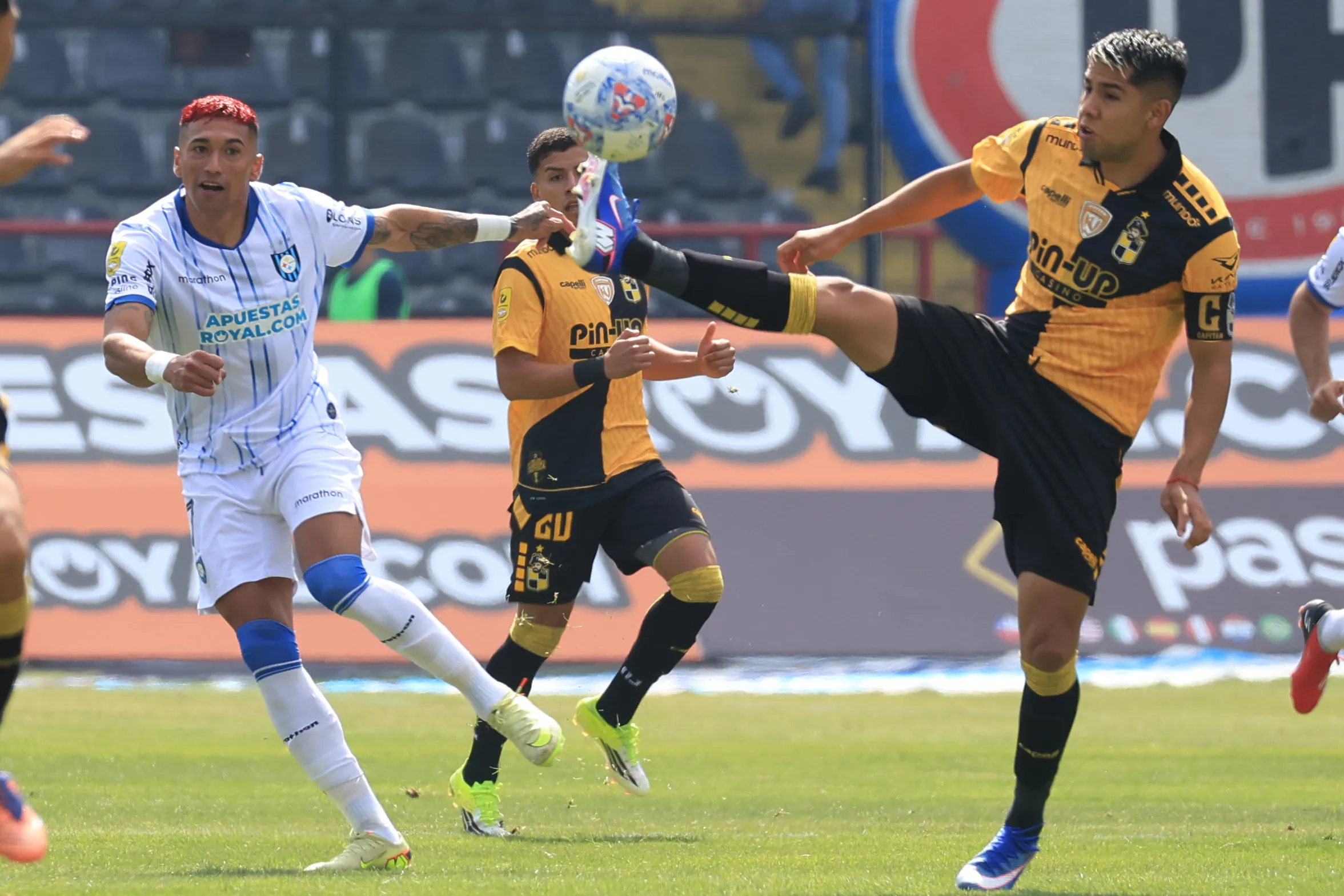 Sebastián Galani en acción frente a Huachipato ante la mirada de Mario Briceño. (Eduardo Fortes/Photosport).