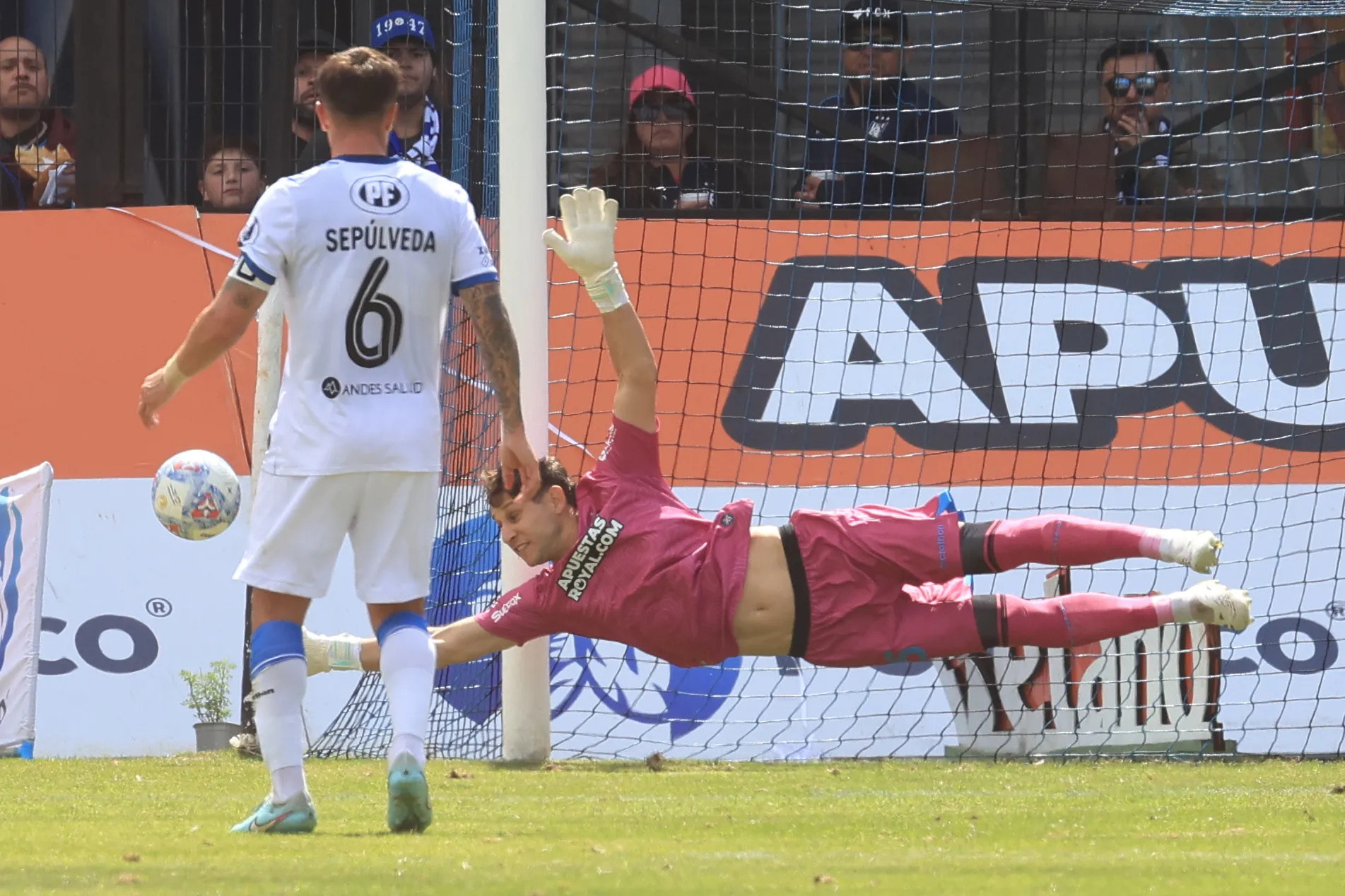Rodrigo Odriozola y una tapada a un remate de Guido Vadalá. (Eduardo Fortes/Photosport).