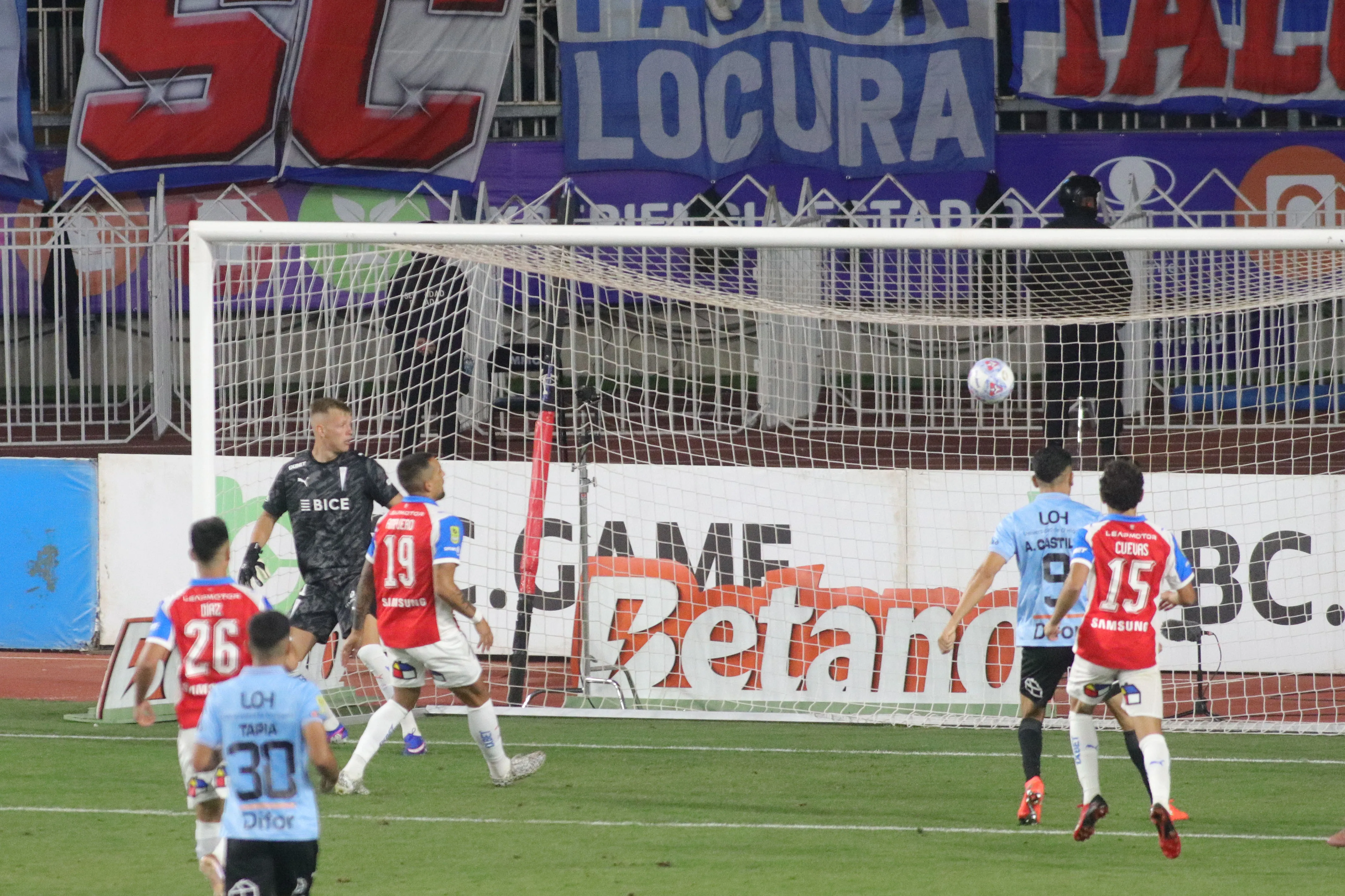 Vicente Bernedo ve cómo la pelota va hacia su arco. (Jorge Loyola/Photosport).
