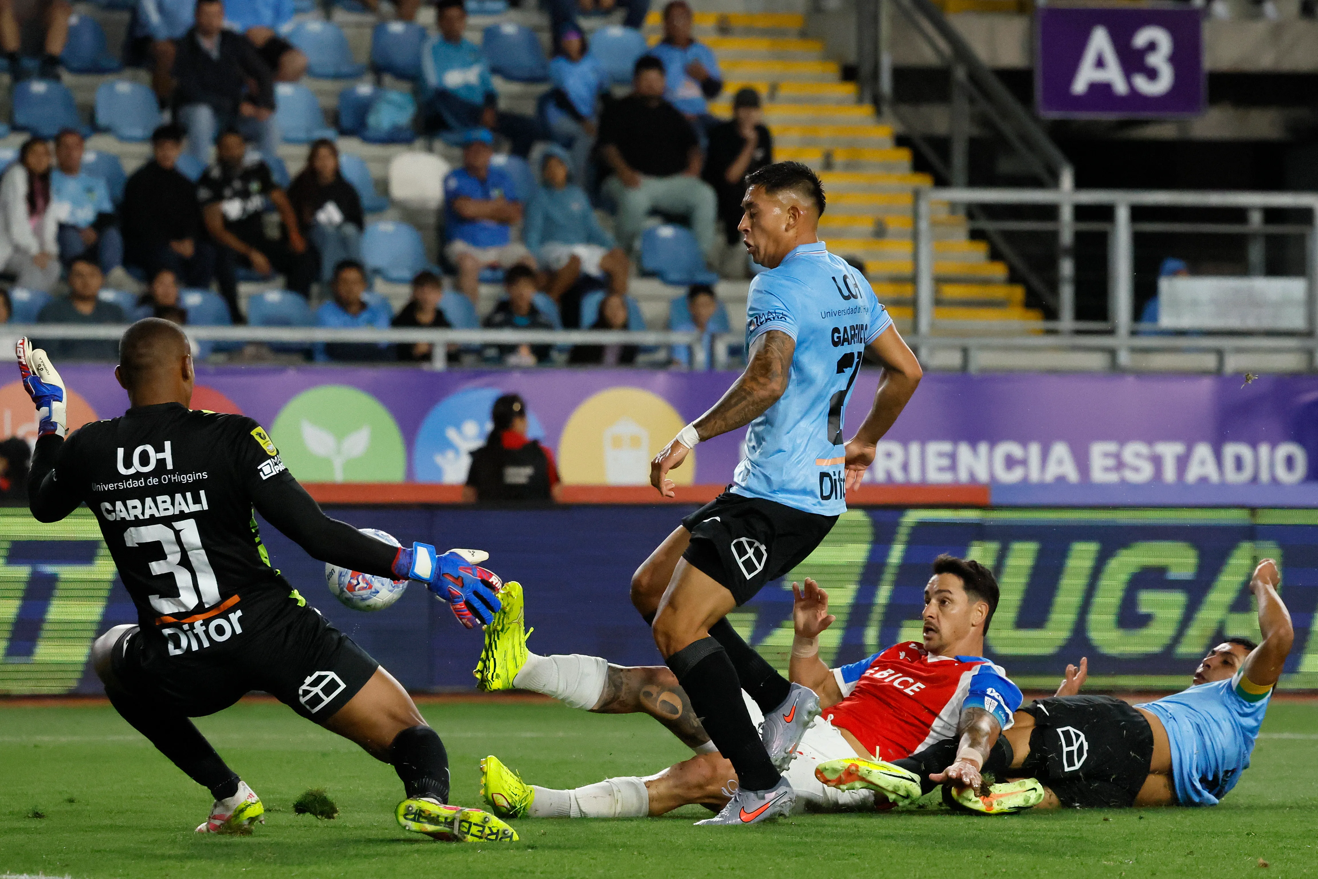 Omar Carabalí tuvo dos tapadas claves ante la UC. (Andres Pina/Photosport).
