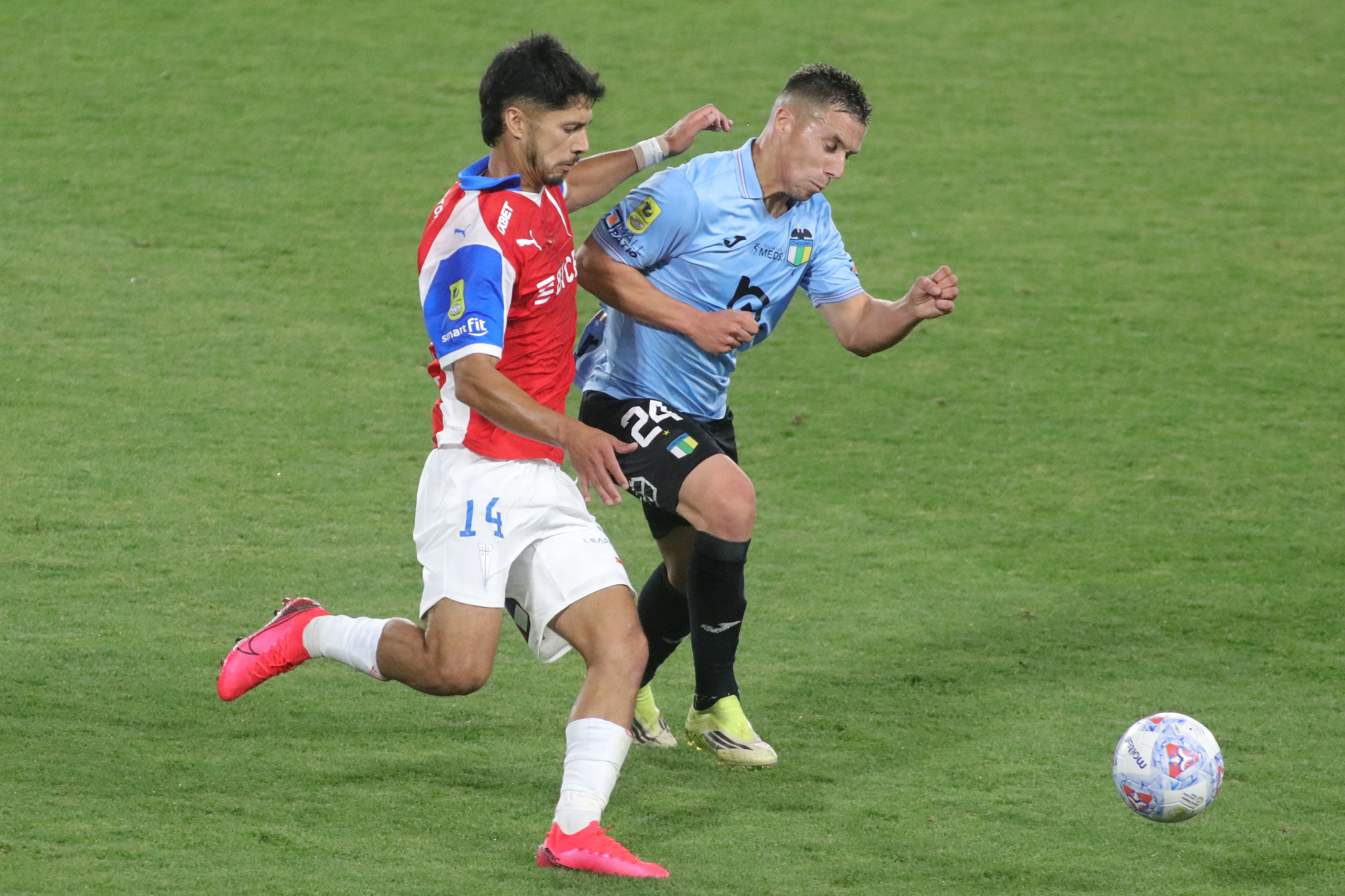 Francisco González ante Jimmy Martínez. (Jorge Loyola/Photosport).