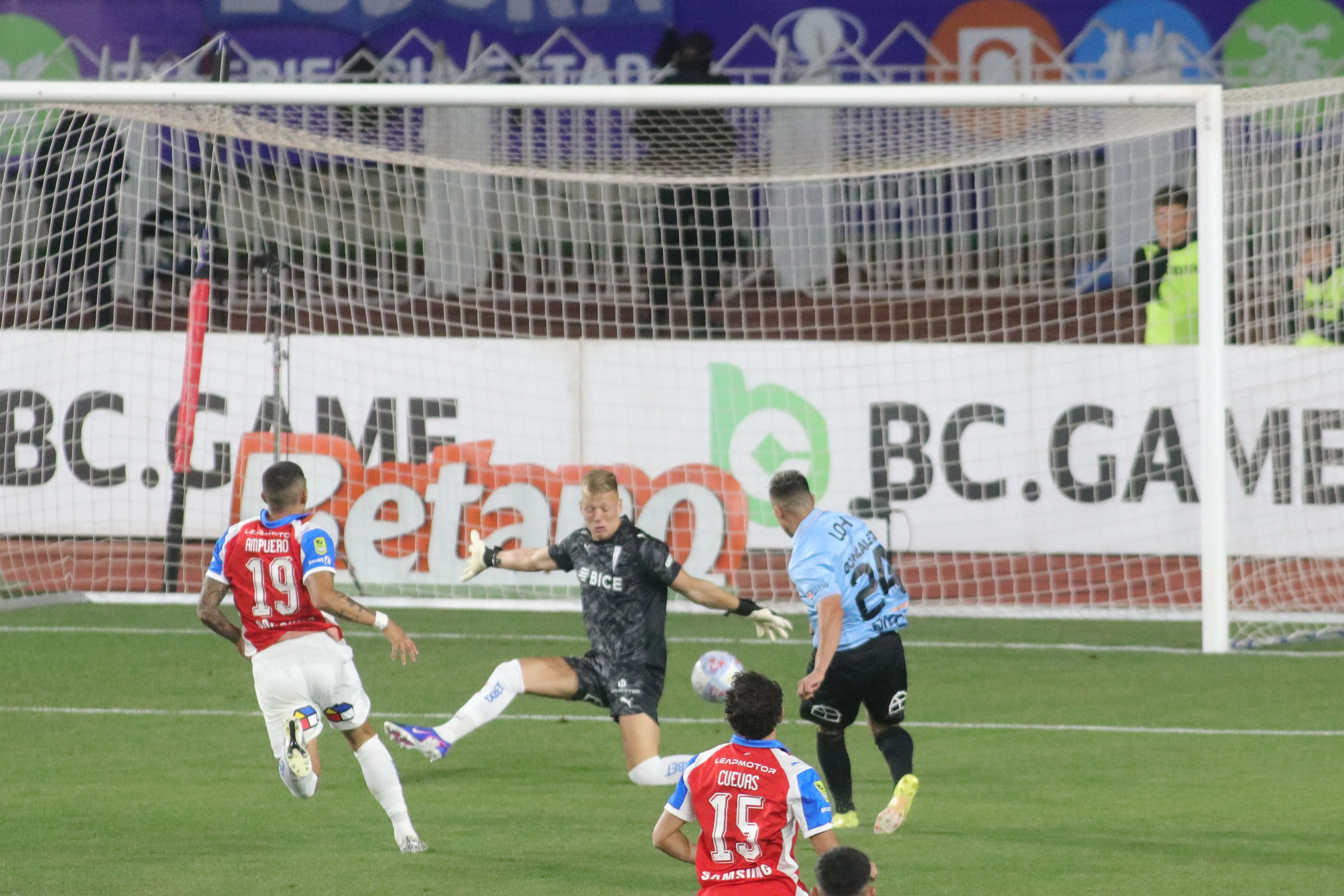 Francisco González no pudo derrotar a Vicente Bernedo. (Jorge Loyola/Photosport).