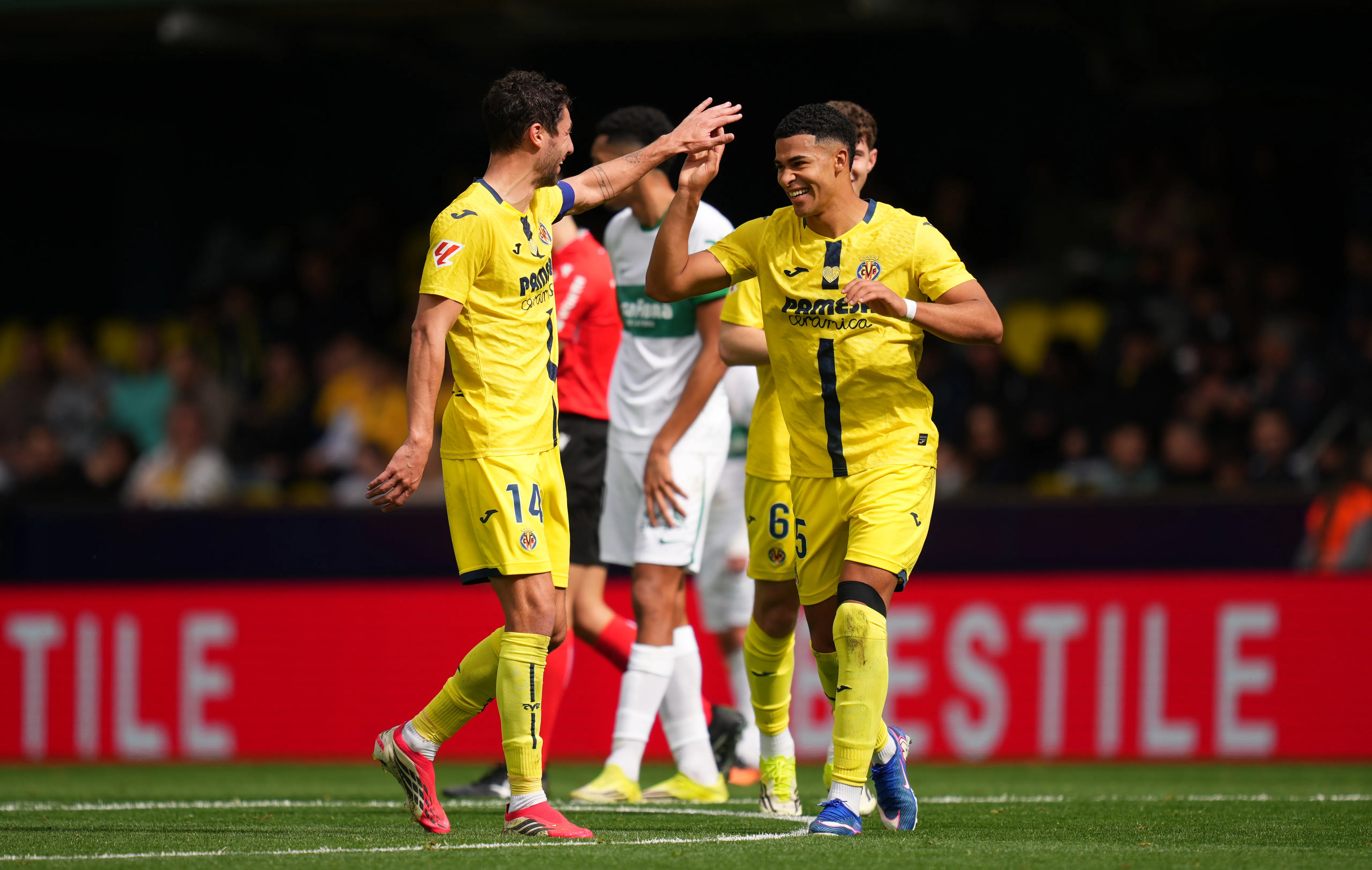 Lucas Cepeda miró desde la banca la derrota del Elche ante Villarreal. Foto: Getty Images.