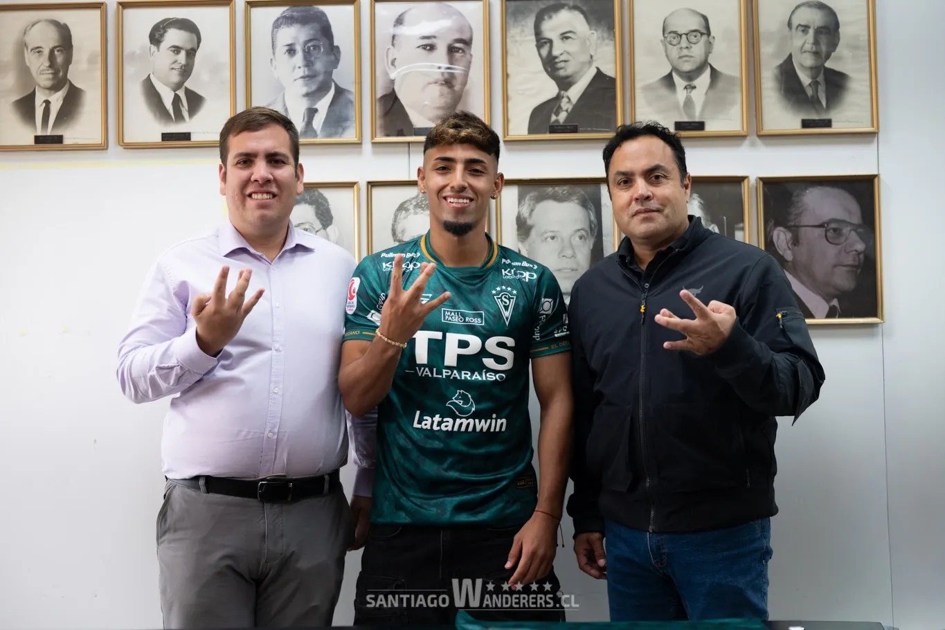 Dylan Portilla se olvida de Colo Colo firmando con Santiago Wanderers. Foto: S. Wanderers.