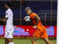 Goleador chileno vende ropa por Instagram para operarse y lanza denuncia