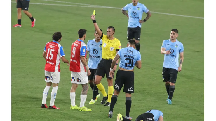 El "Cimbi" Cuevas se salvó de la roja ante O'Higgins