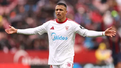 Alexis Sánchez no la pasa bien en Sevilla.