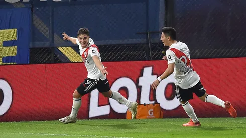 Agustín Fontana celebrando junto a Julián Álvarez en River Plate en 2021.