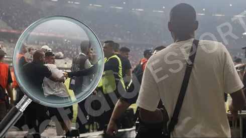 Así frenaron a Iván Román para que no entrara a la cancha corriendo como loco.