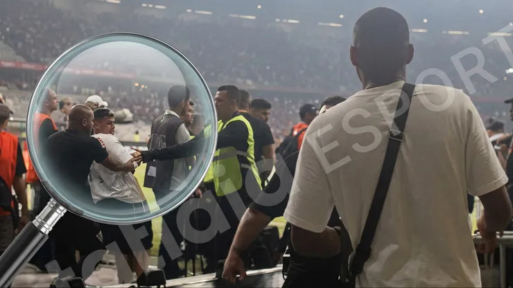 Así frenaron a Iván Román para que no entrara a la cancha corriendo como loco.