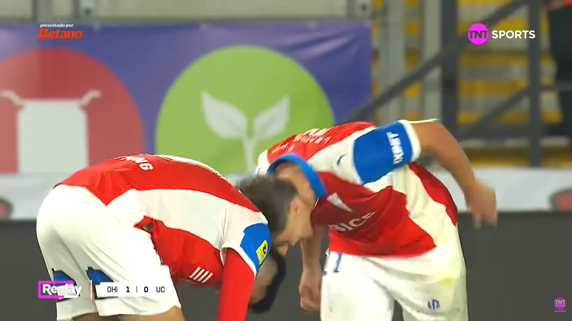 Clemente Montes no pudo controlar la rabia en ese momento: le dio un cabezazo y muchos insultos a su compañero Palavecino. (TNT Sports).