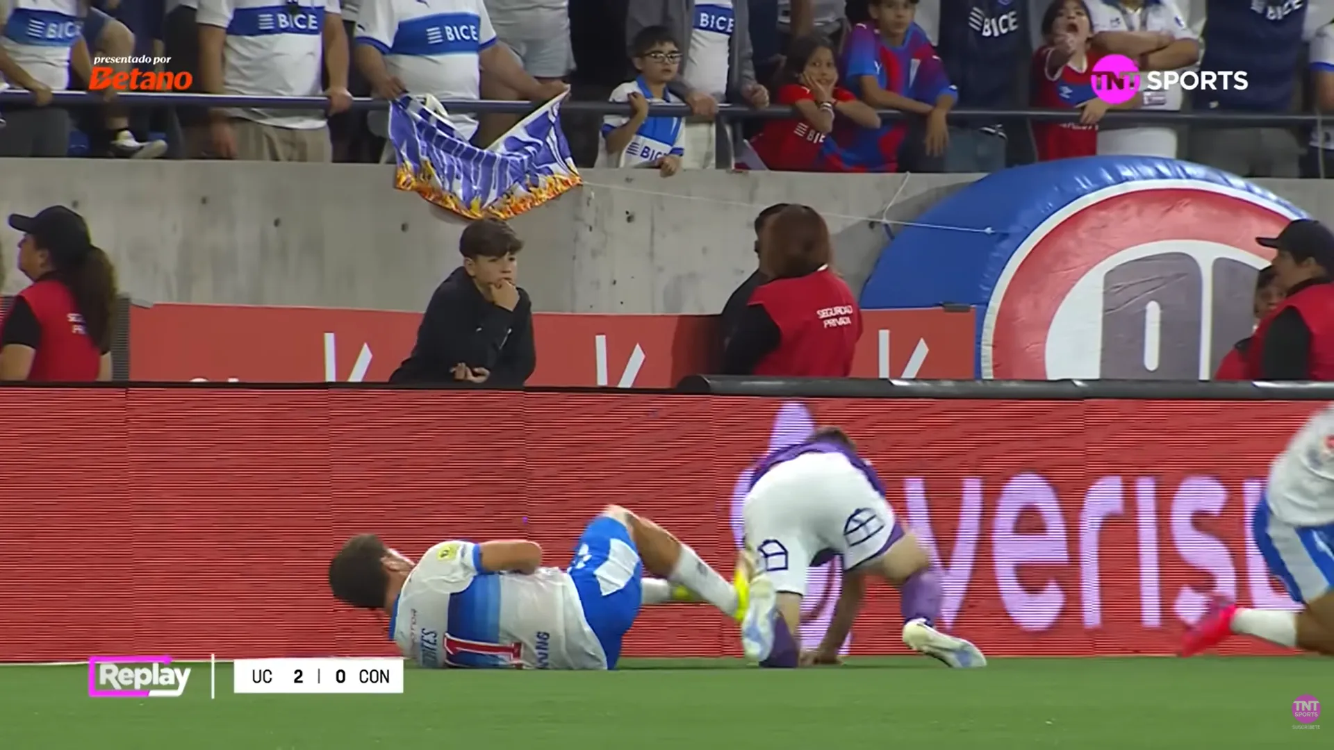 Una patada desde el piso condenó a Montes a la expulsión directa contra el León de Collao. (Captura TNT Sports).