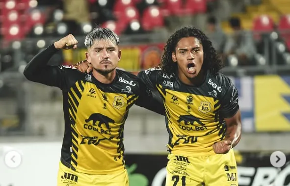 Fabián Pastenes festeja junto a Sebastián Parada. (Foto: San Luis de Quillota).