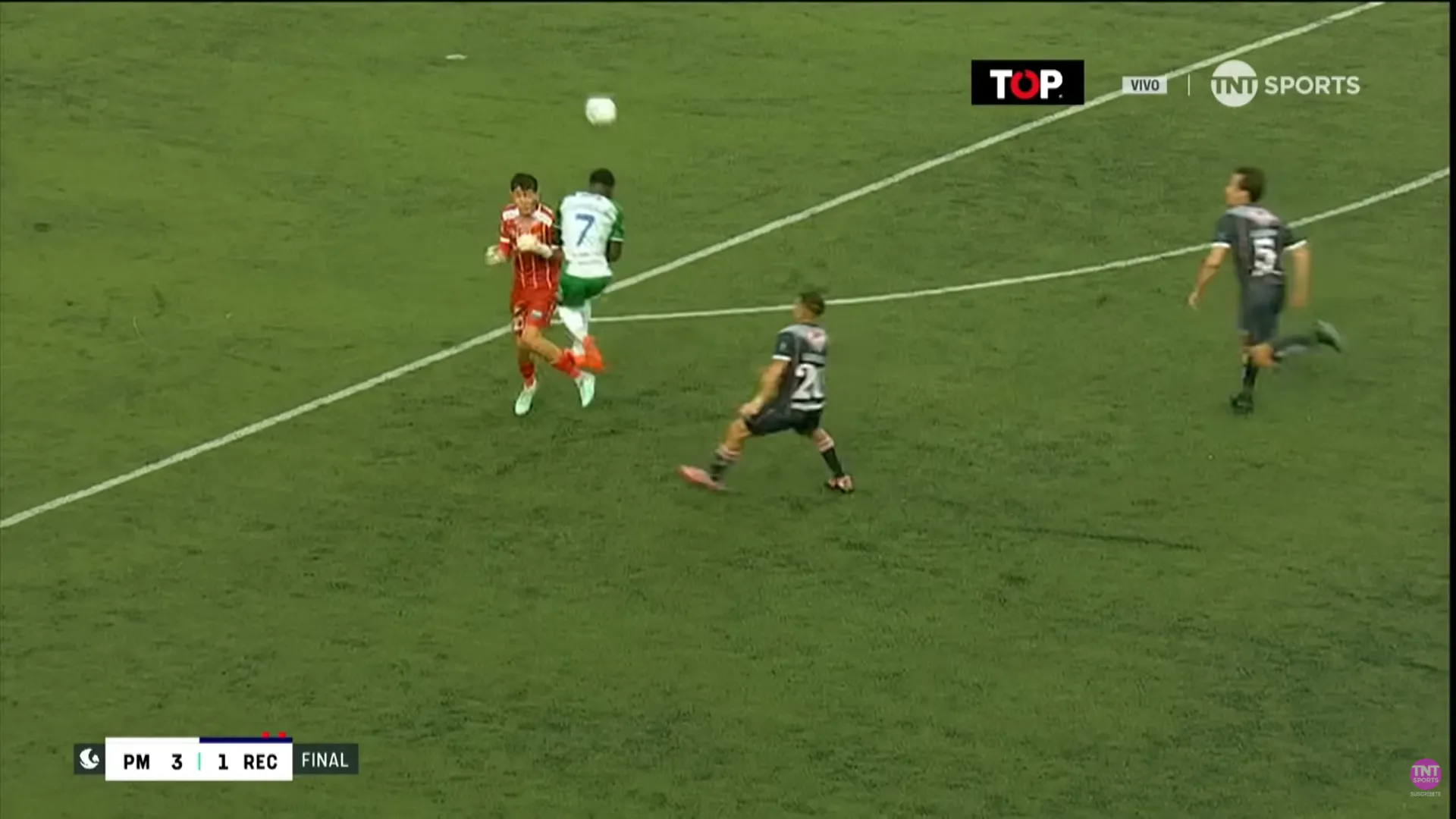 Una toma del choque de Vargas a Clerveaux. (Captura TNT Sports).