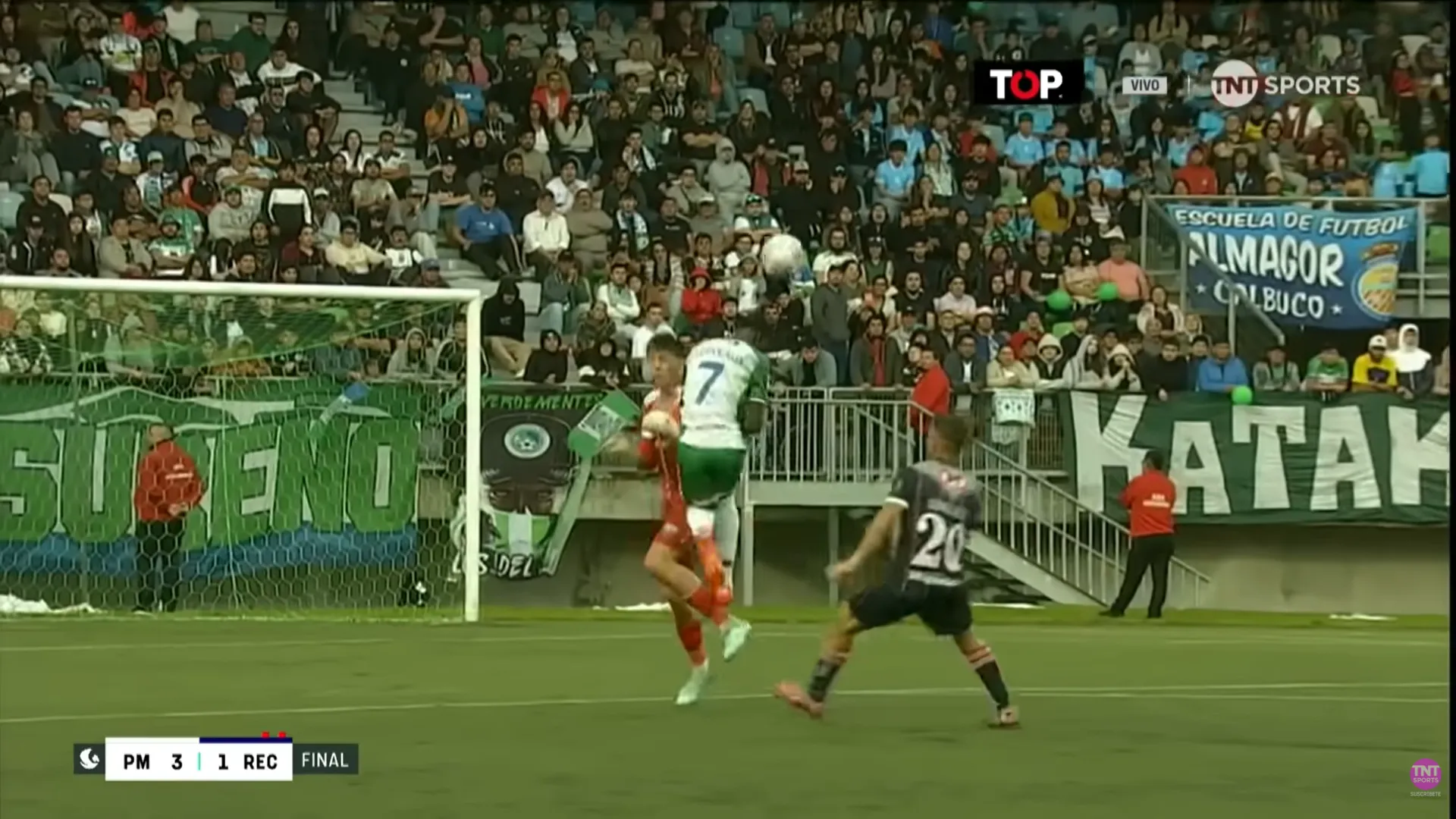 Otra imagen del choque de Jaime Vargas ante el haitiano Clerveaux. (Captura TNT Sports).