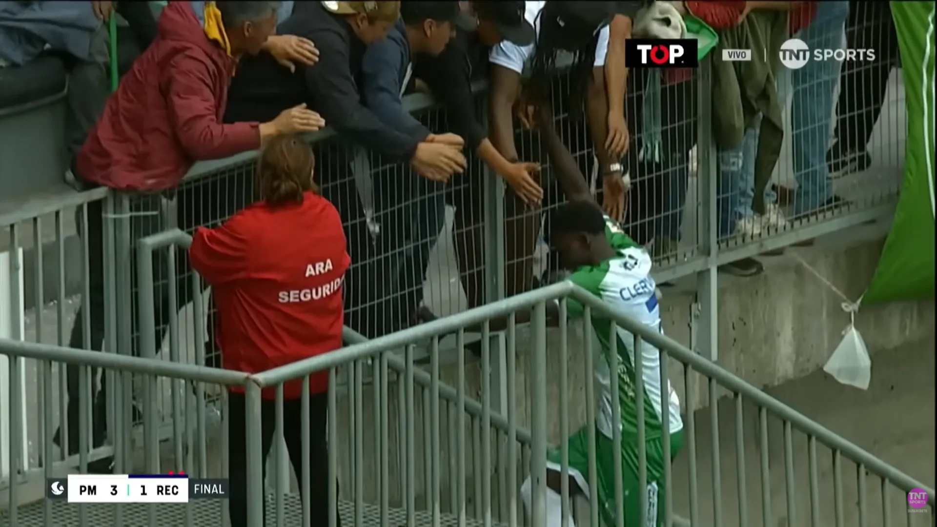 Parte del festejo de Manley Clerveaux en Deportes Puerto Montt. (Captura TNT Sports).