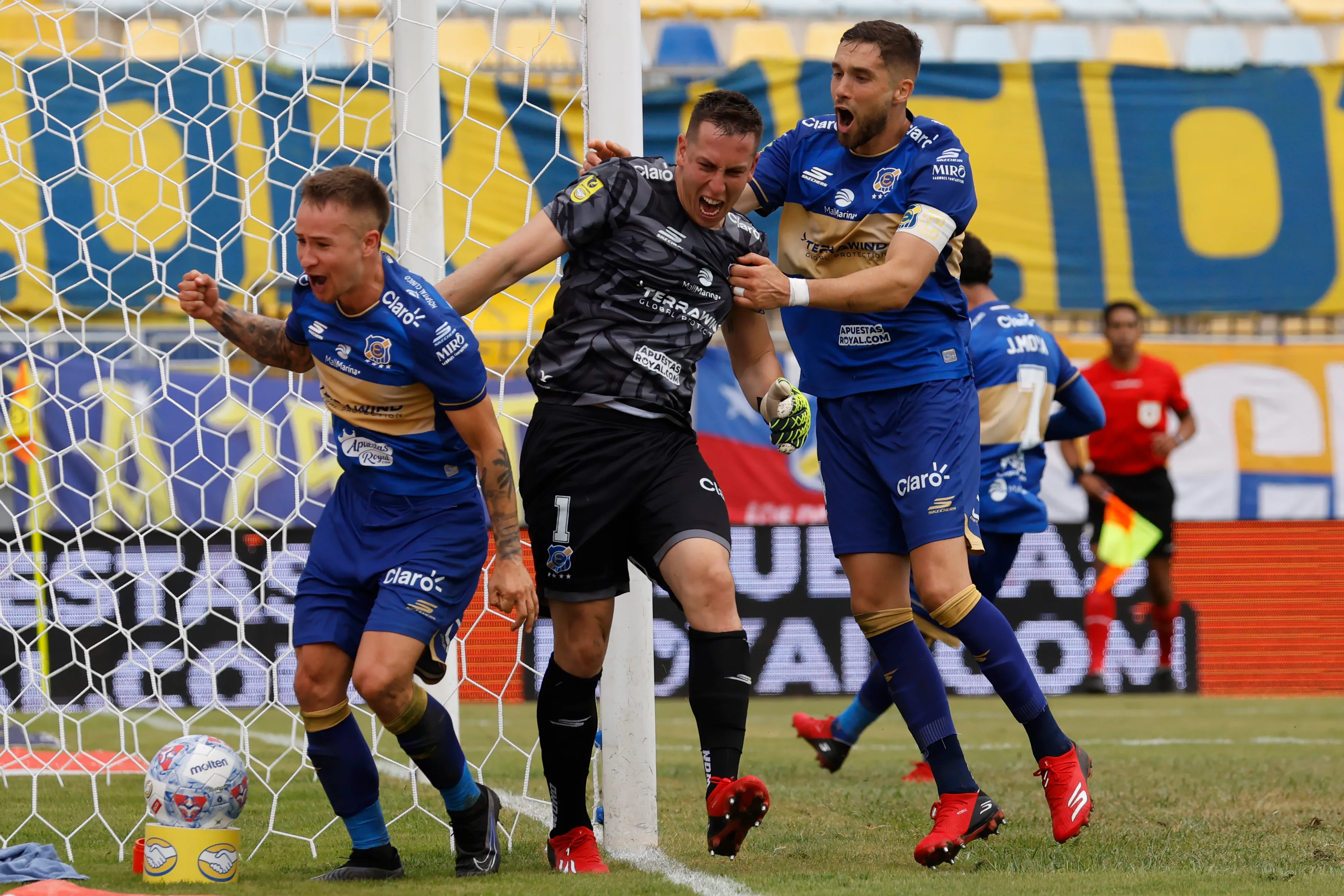 El festejo de Everton tras el penal que falló Gonzalo Sosa. (Sebastian Cisternas/Photosport).
