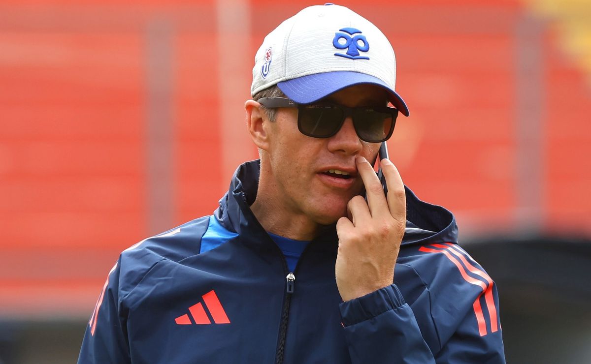 El director que vuelve a la mesa de Azul Azul en un mes clave para la salida de Michael Clark en U de Chile