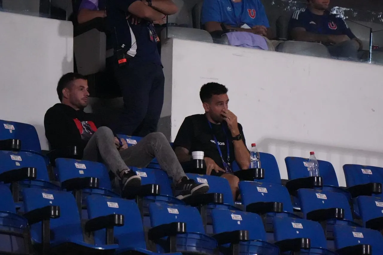 Octavio Rivero mira los partidos de la U desde la tribuna por su lesión. Foto: Cristián Cona / Emisora Bullanguera.