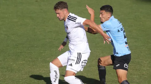 Arnaldo Castillo presiona al uruguayo Joaquín Sosa,