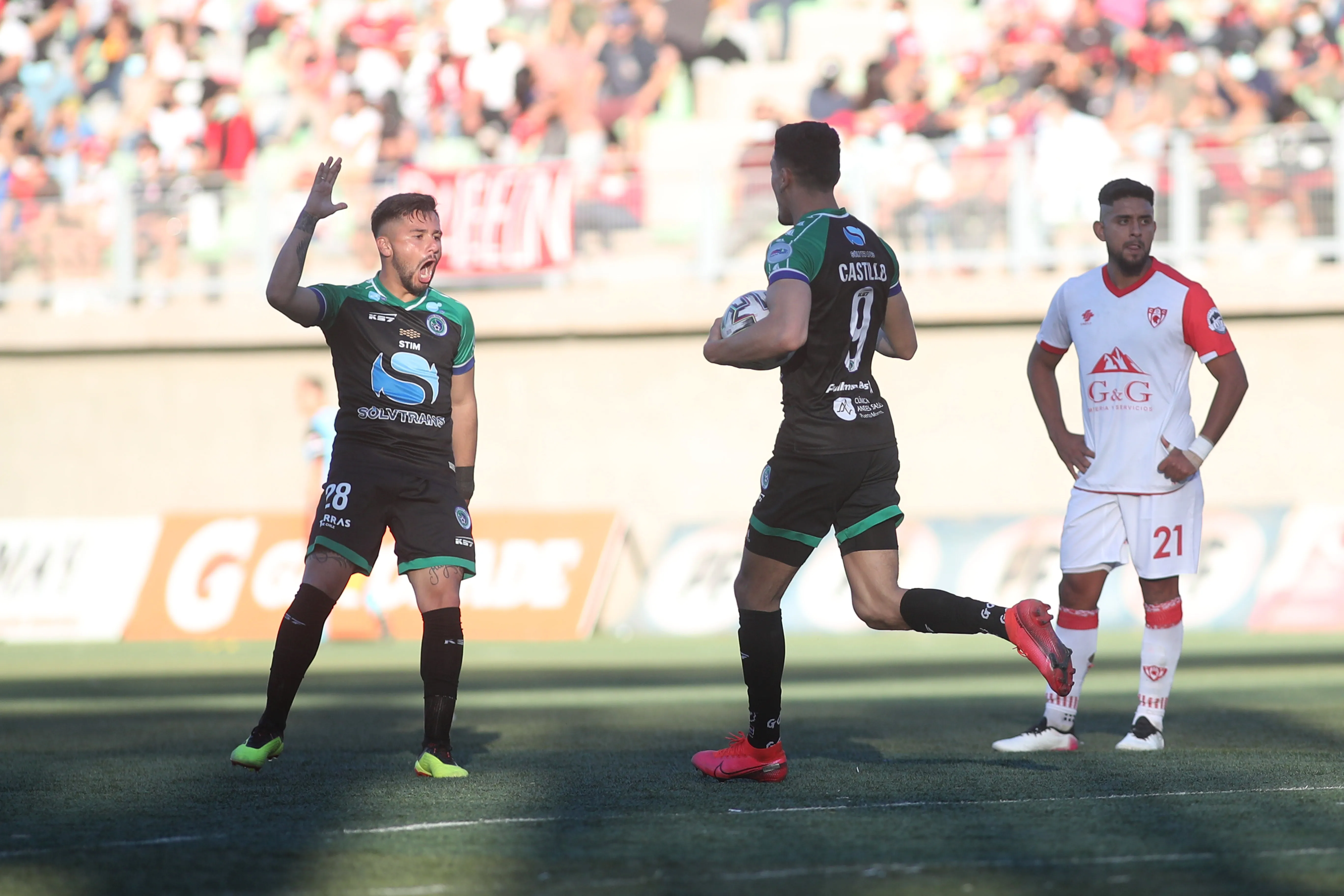 Arnaldo Castillo llegó a O’Higgins en 2023. En la foto, celebra con Deportes Puerto Montt en 2021. (Hernan Contreras / Photosport).