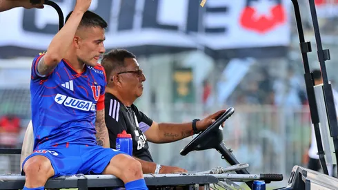 Charles Aránguiz sale lesionado en duelo de la U ante Universidad de Concepción.
