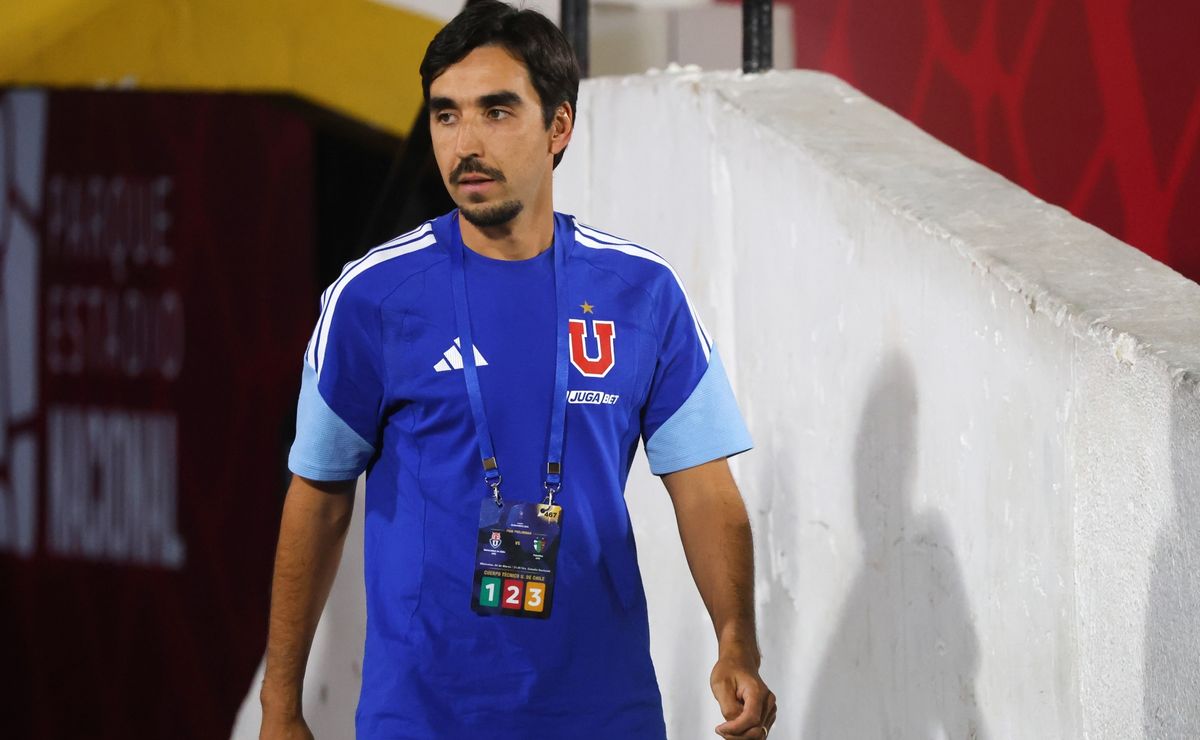 “Paqui ya se va”: El lapidario cántico de la hinchada de la U contra Meneghini