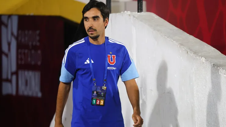 Hinchas de la U piden la salida de Francisco Meneghini.