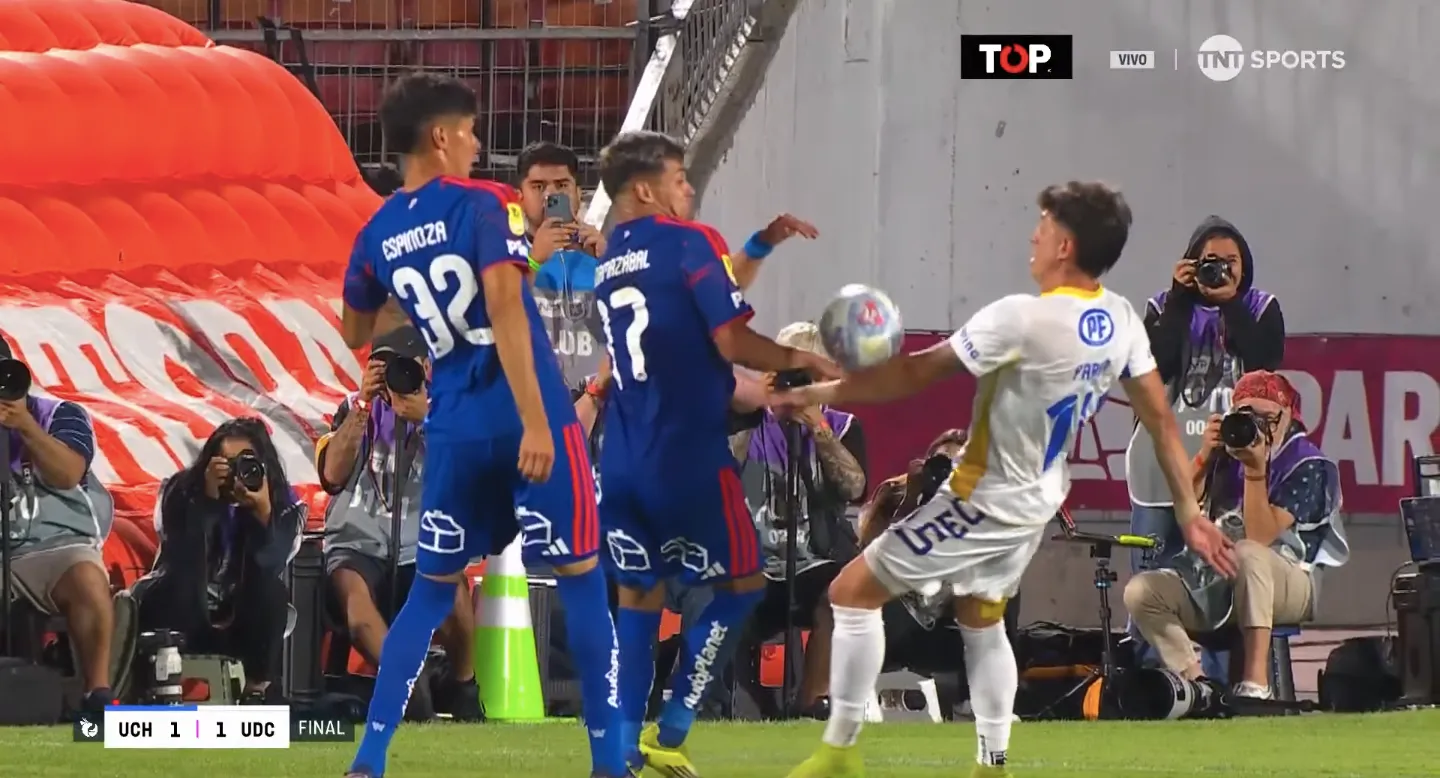 La mano que toda la U pidió penal. Sin embargo, José Cabero desestimó la mano de Parra.