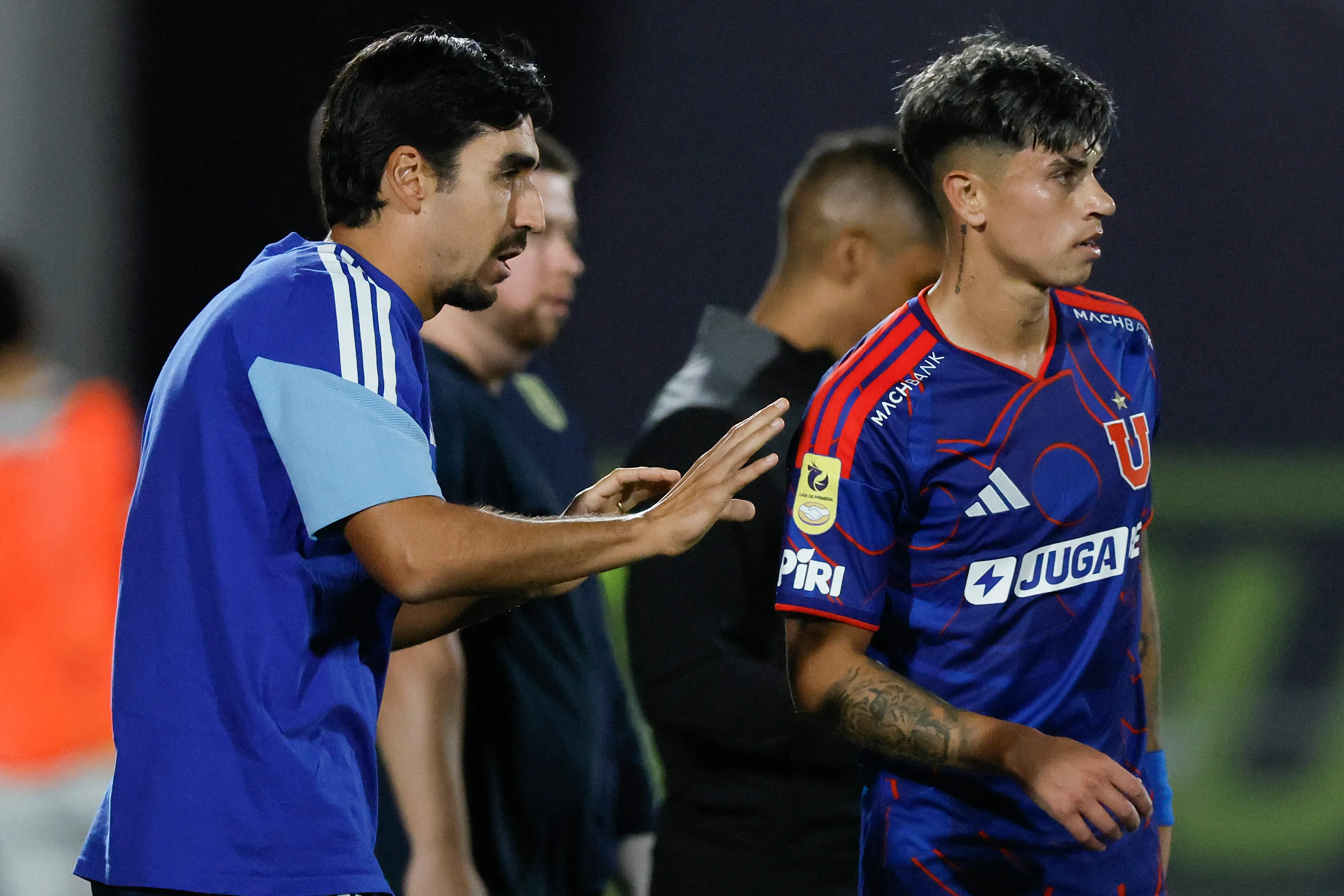 Paqui Meneghini le da indicaciones a Maxi Romero, quien tuvo una actuación rescatable. (Andres Pina/Photosport).