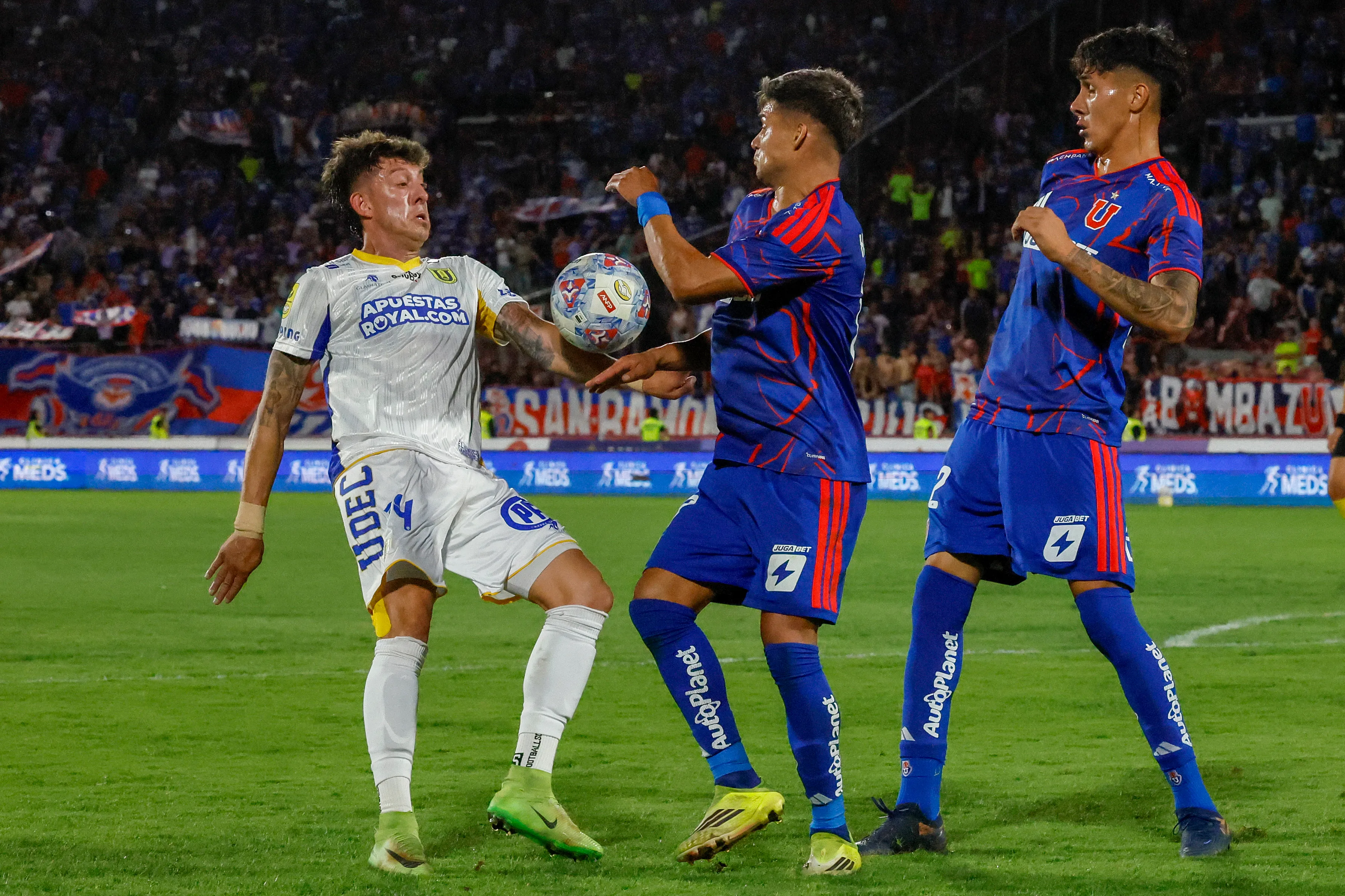 La mano de Pablo Parra ante Fabián Hormazábal. (Andres Pina/Photosport).