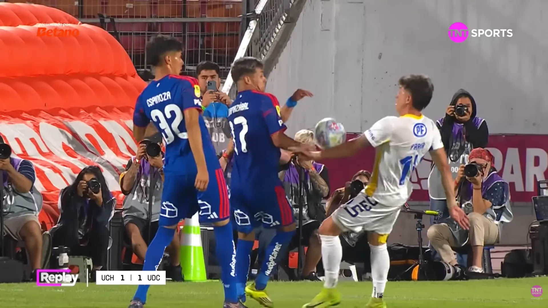 Otro ángulo de la mano que reclamó toda Universidad de Chile. (Captura TNT Sports).