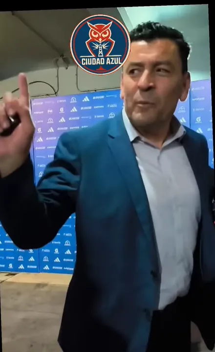 La molestia de Roberto Tobar en la zona mixta del Estadio Nacional. (Captura).