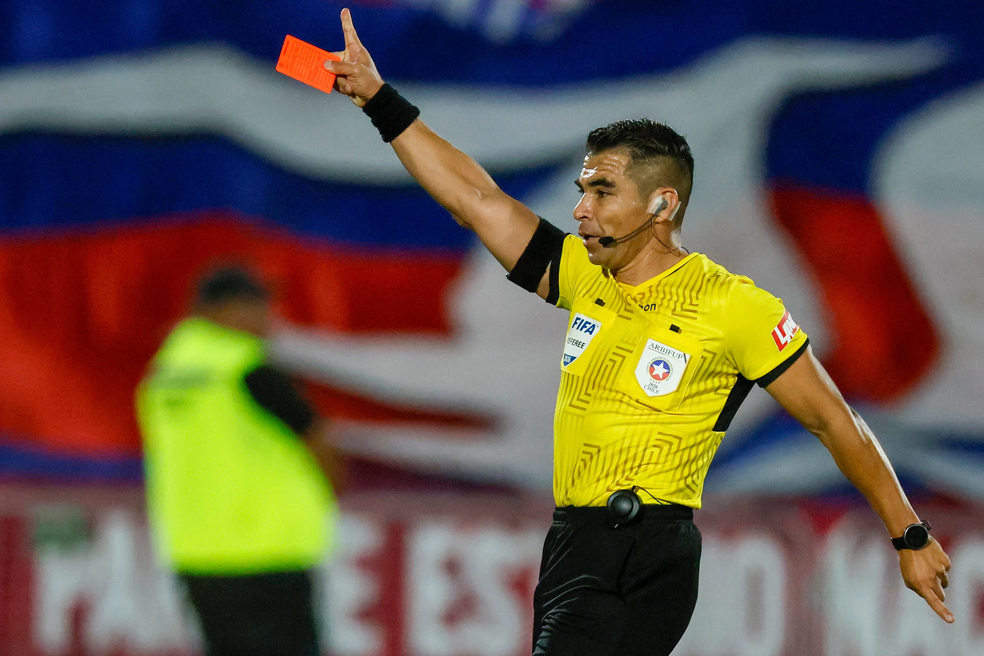 José Cabero es criticado por la mano de Parra. Foto: Andres Pina/Photosport