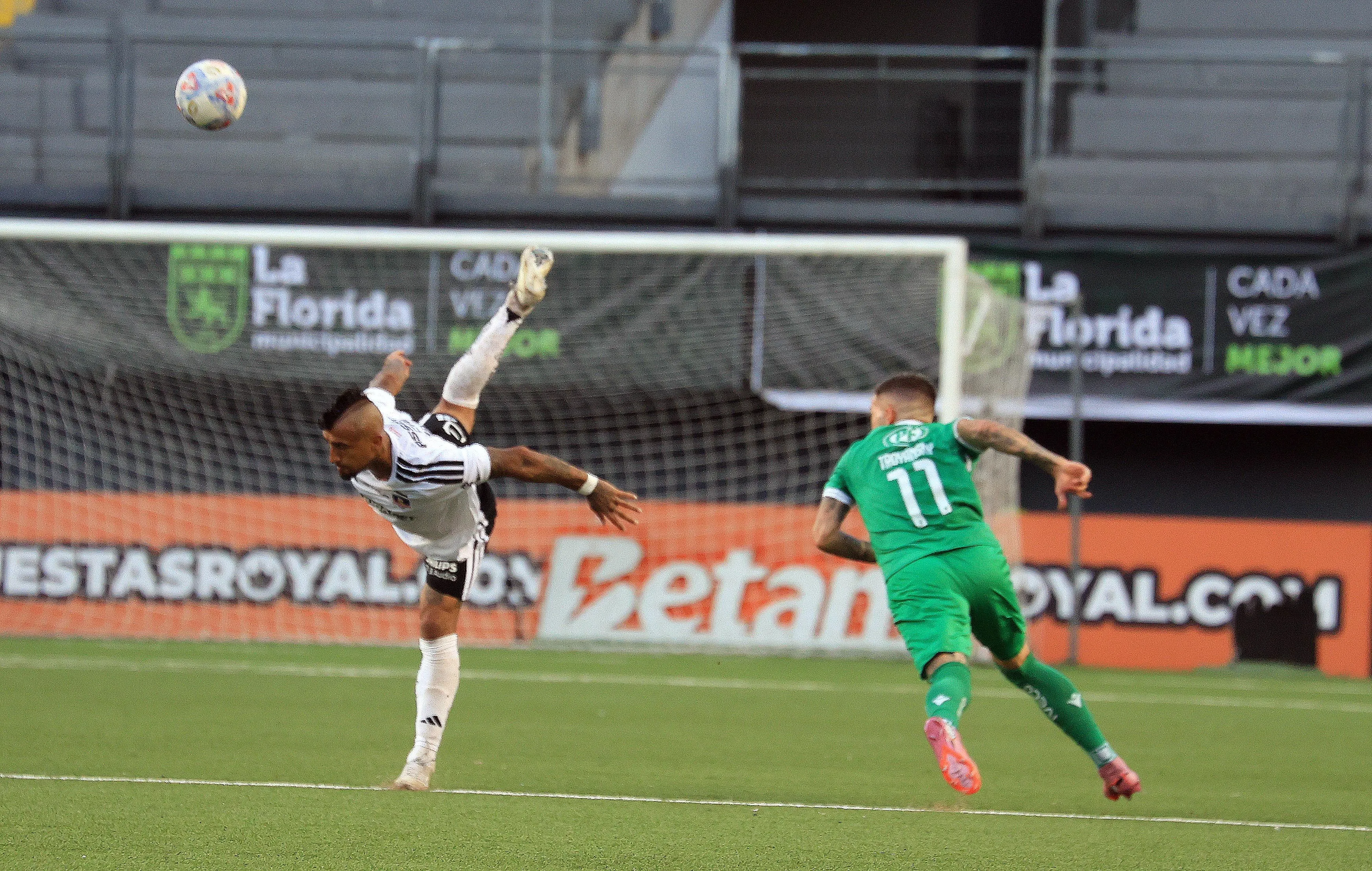 El acierto fotográfico del escorpión de Arturo Vidal (Esteban Fagett / Magic Sport)