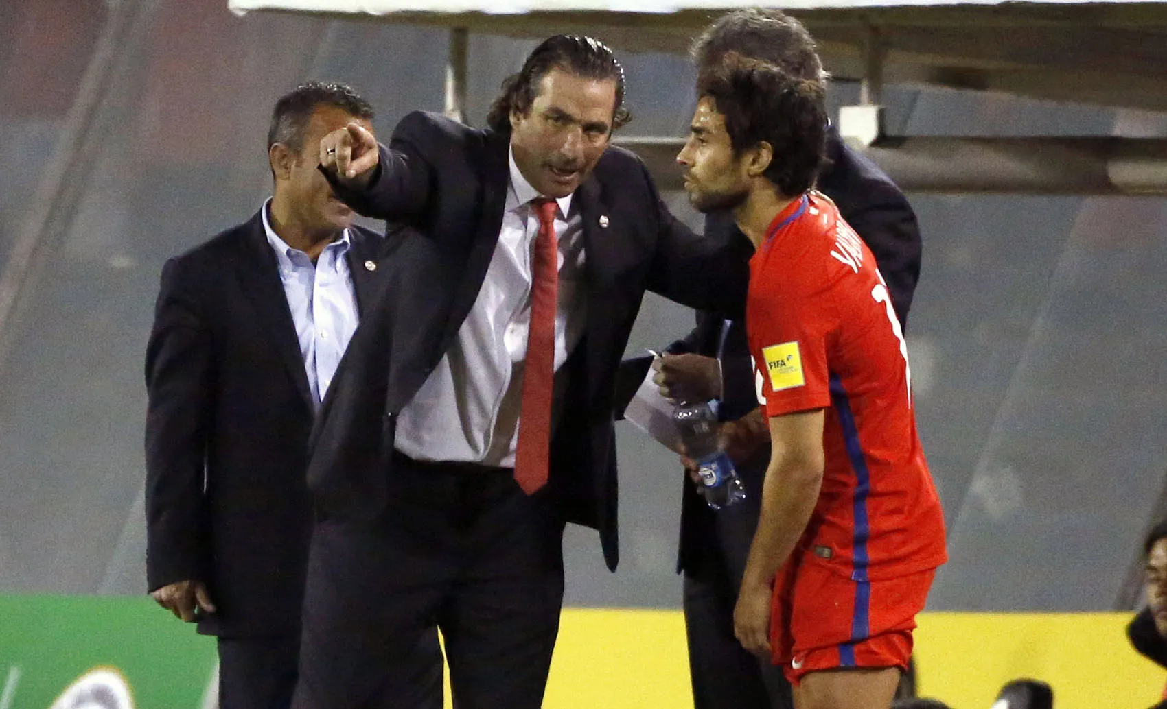 Valdivia lamenta que Pizzi lo haya retirado anticipadamente de La Roja.