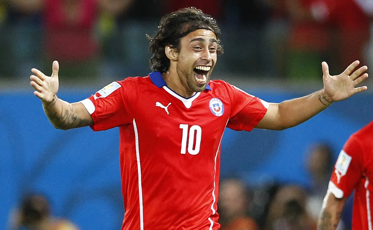 Valdivia lamenta su retiro de la selección chilena