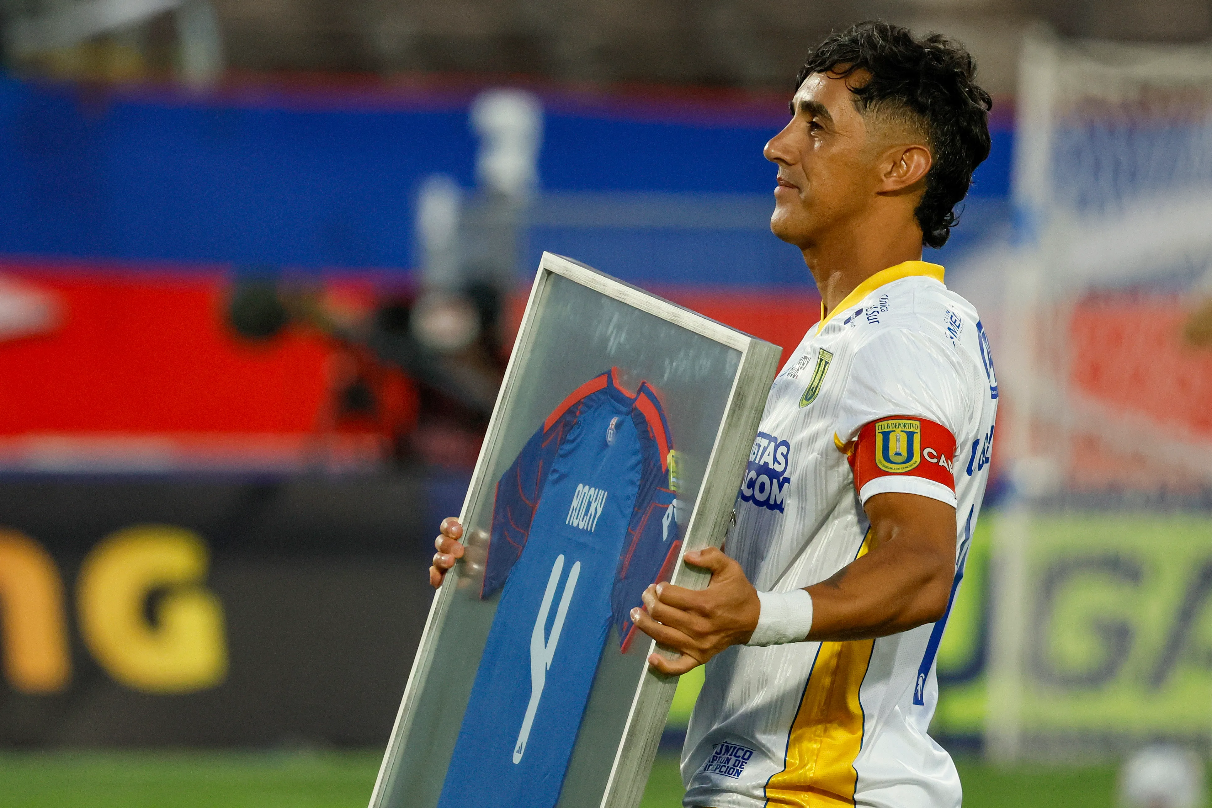 Osvaldo González fue homenajeado por la U de Chile en el Nacional. (Andres Pina/Photosport).