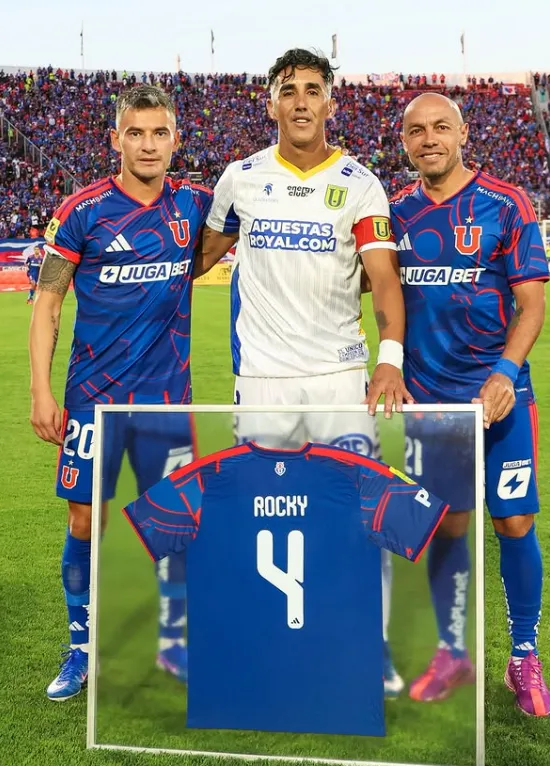 La foto original que compartió Universidad de Chile tras el homenaje a Rocky. (Foto: U de Chile).
