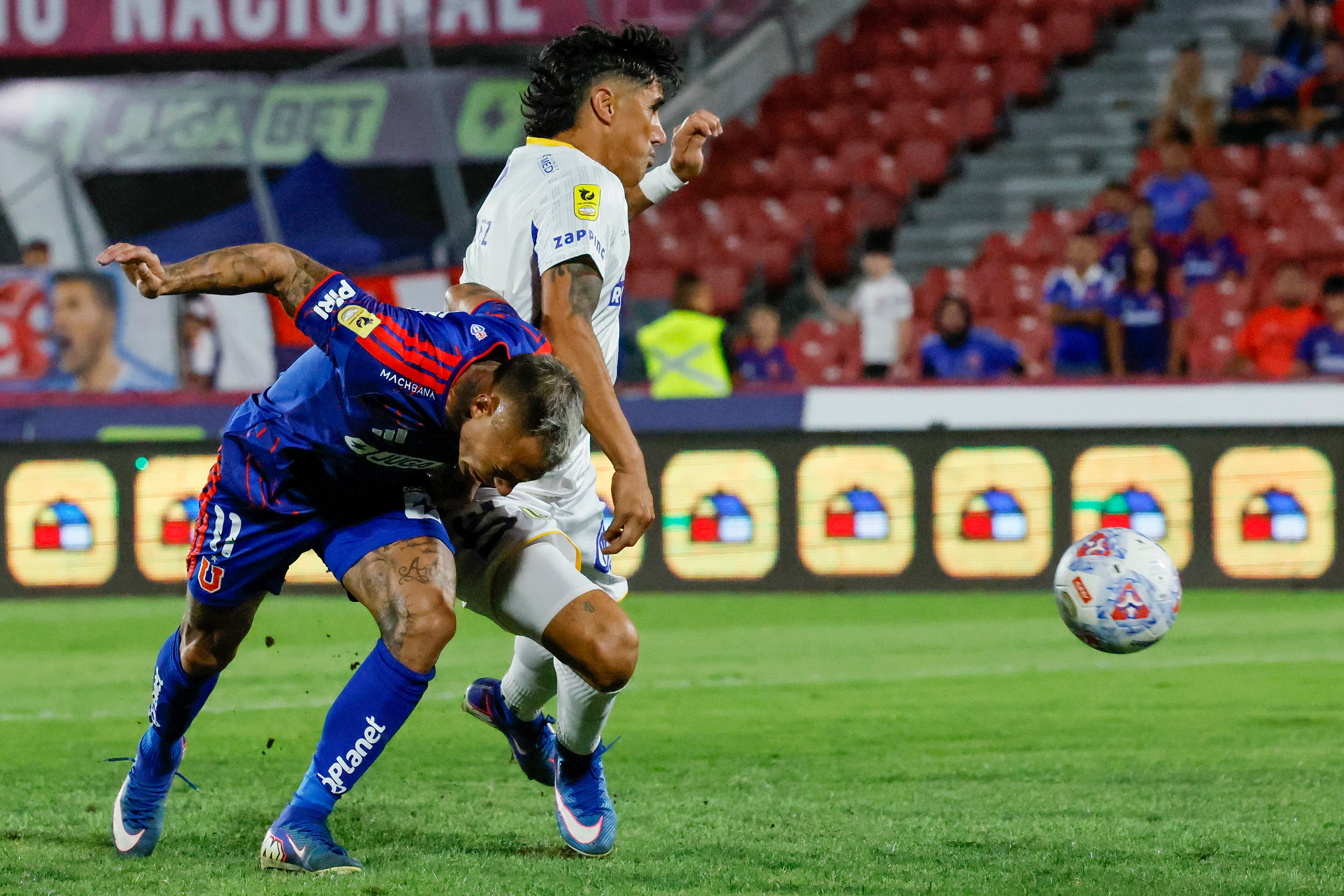 Eduardo Vargas le ganó el duelo a Osvaldo González para anotar el gol de U de Chile. (Andres Pina/Photosport).