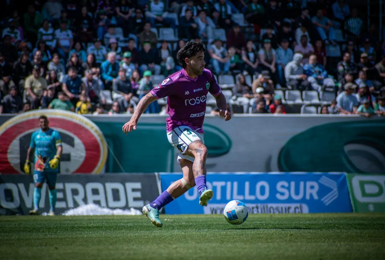 Stefano Magnasco en acción por Deportes Temuco en el Germán Becker: disputó 23 partidos en el cuadro de la región de la Araucanía.