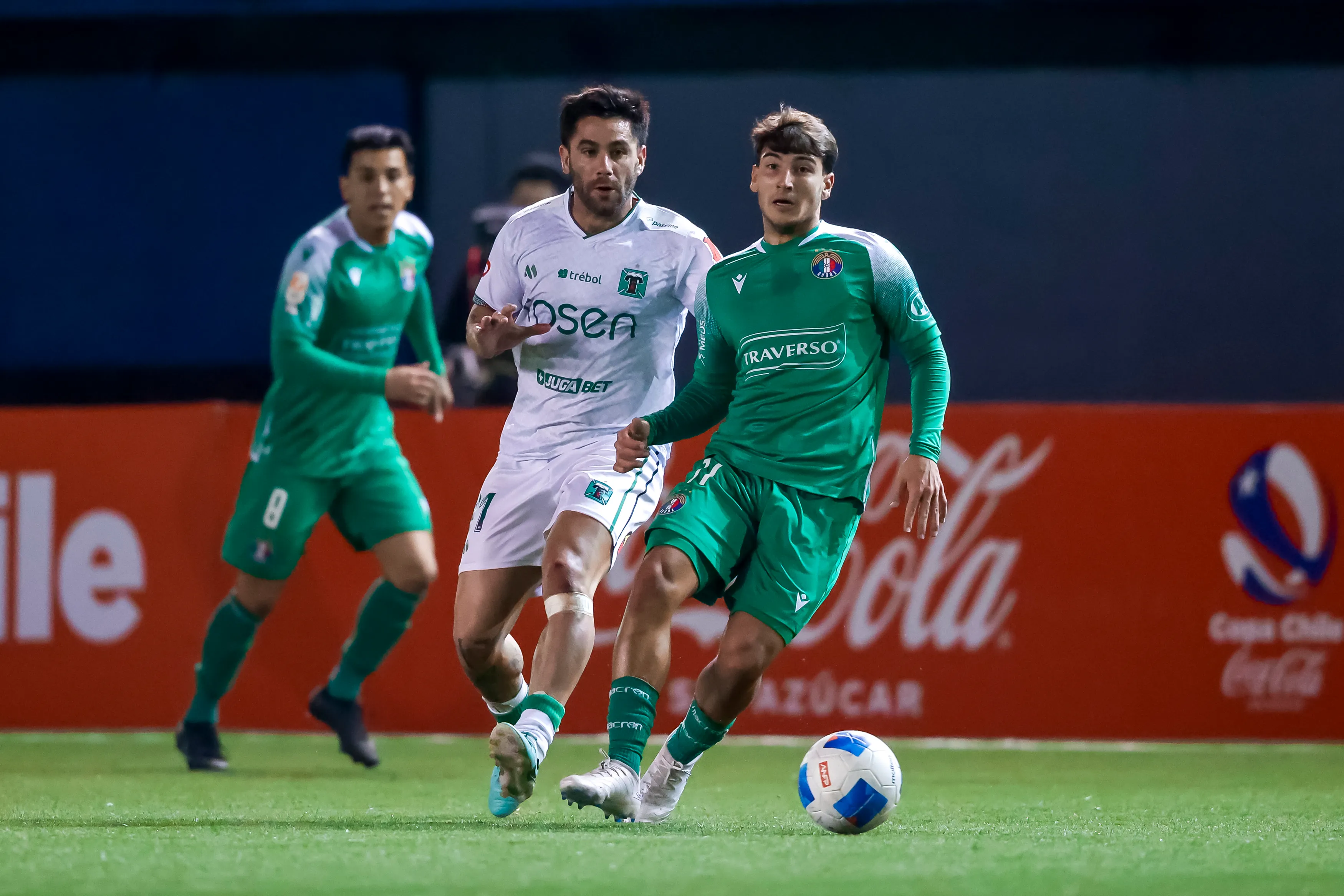 Stefano Magnasco marca a Alessandro Riep, en ese momento en Audax y hoy en Independiente Rivadavia de Mendoza en Argentina. (Pepe Alvujar/Photosport).