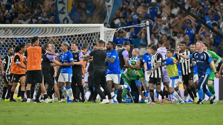 Atlético Mineiro y Cruzeiro protagonizan batahola en Brasil.